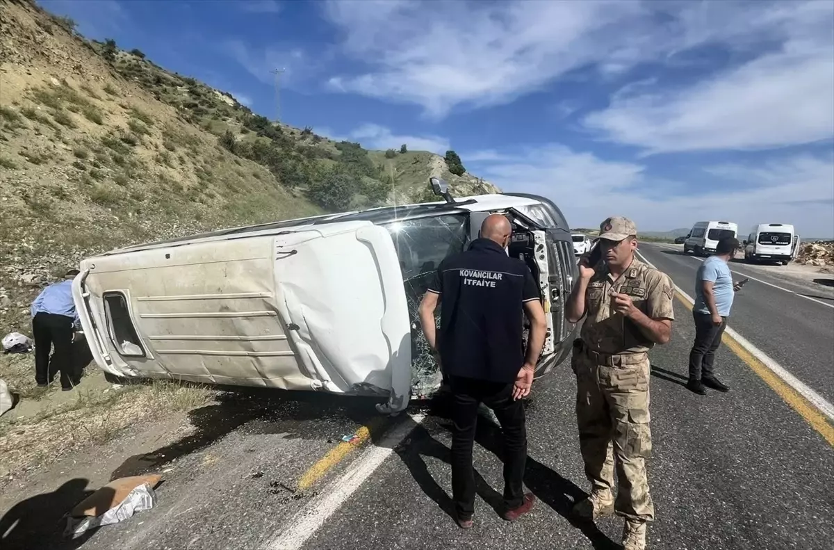 Palu\'da Minibüs Devrildi: 7 Yaralı