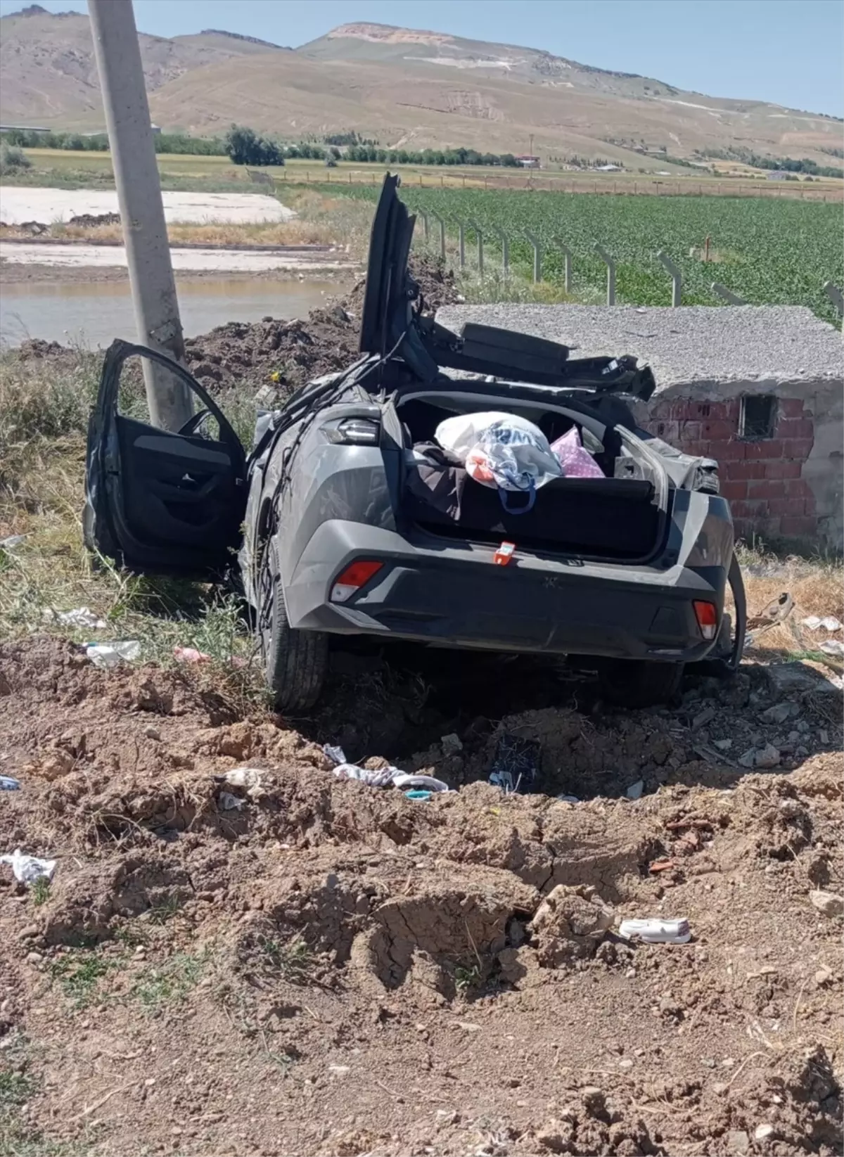 Elazığ\'da Otomobil Şarampole Devrildi: 4 Yaralı