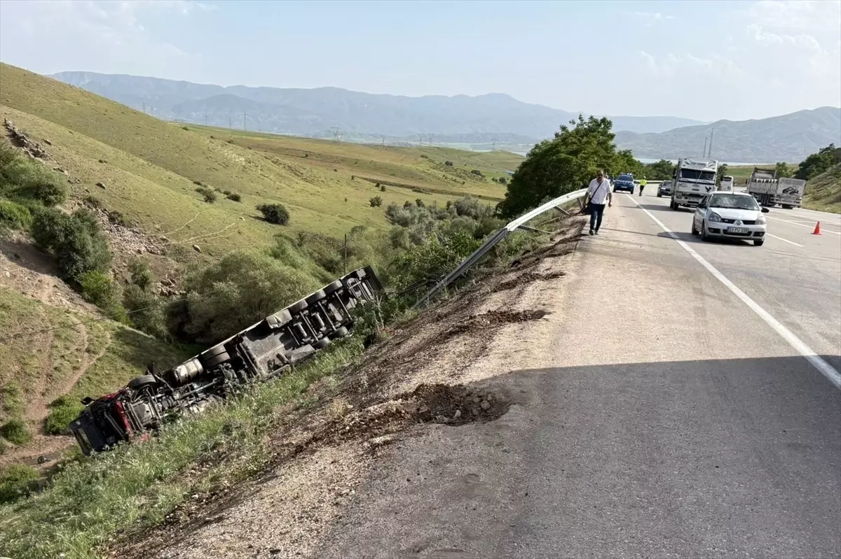 Elazığ\'da Tır-Otomobil Çarpışması: 1 Ölü, 2 Yaralı