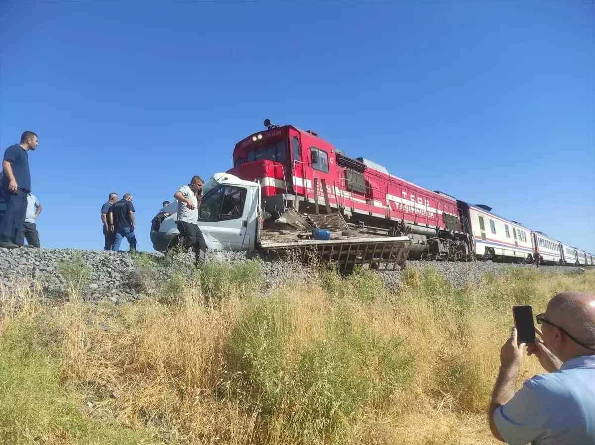 Elazığ\'da Tren Kamyonete Çarptı: Sürücü Yaralı
