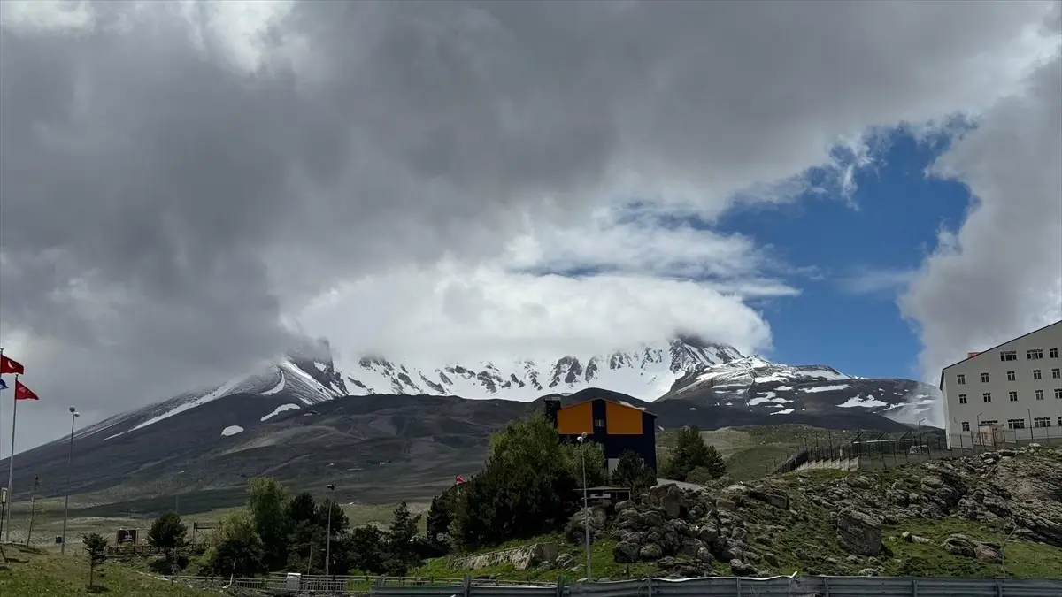 Erciyes Dağı\'na Mayıs\'ta Kar Yağdı