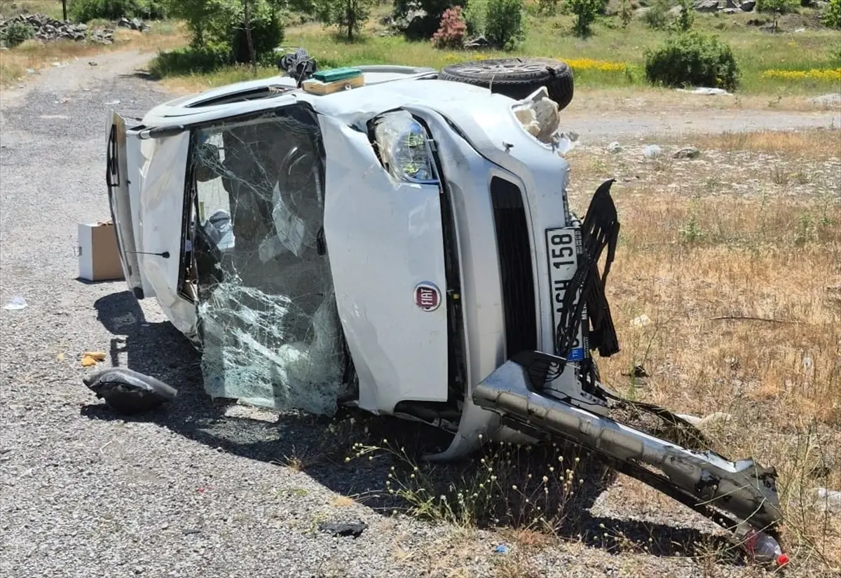 Erzincan\'da Araç Devrildi: 4 Yaralı