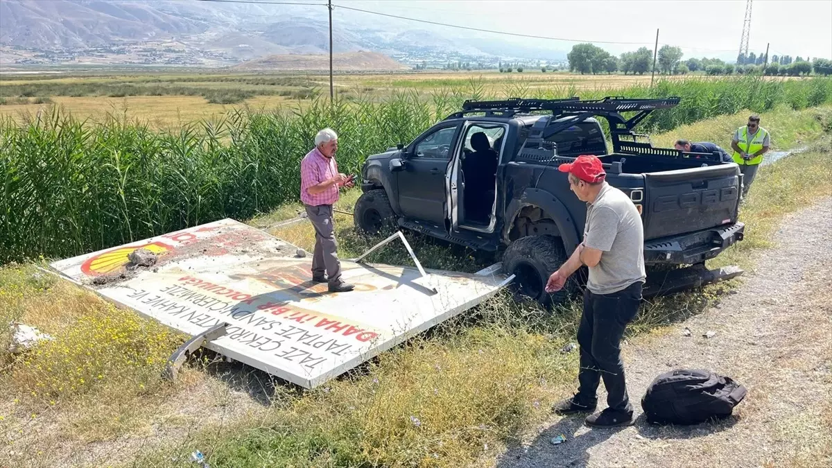 Erzincan\'da Kamyonet Devrildi: 3 Yaralı