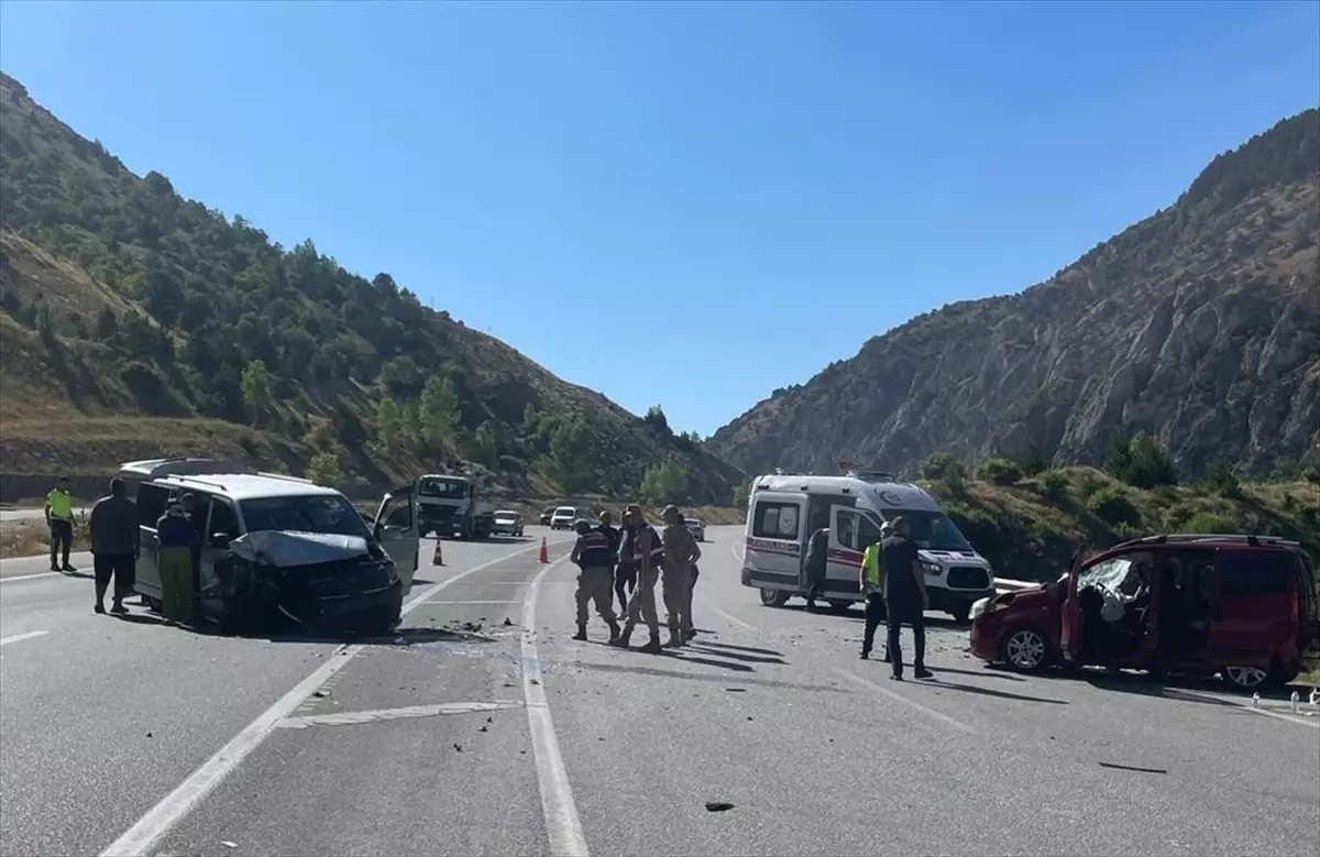 Refahiye\'de Trafik Kazası: 1 Çocuk Öldü, 9 Yaralı