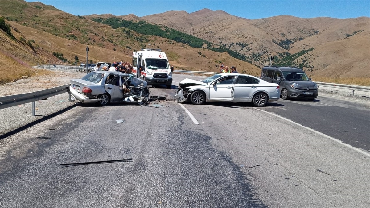 Erzincan\'da Trafik Kazası: 3 Ölü, 6 Yaralı