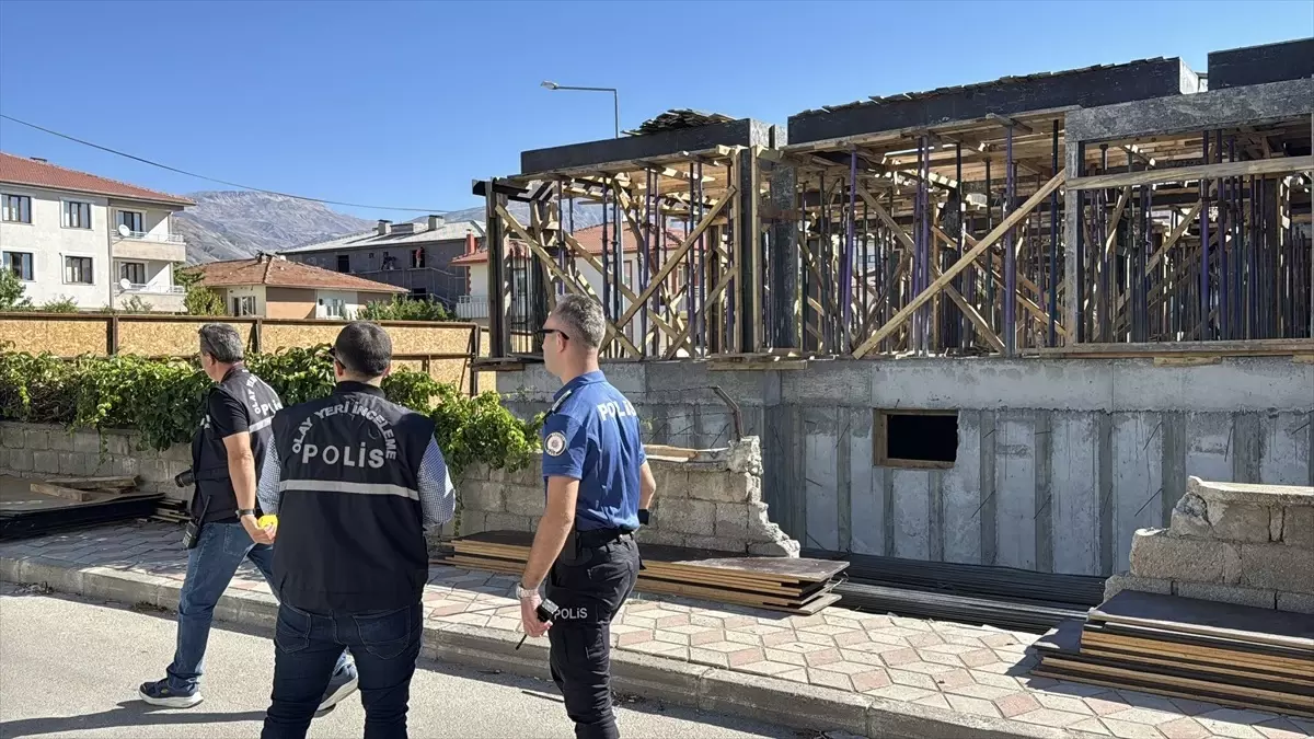 Erzincan\'da İnşaat İşçisi Düştü