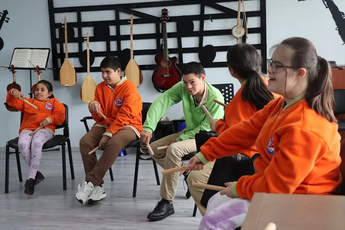 Erzincan\'da Özel Öğrenciler için Müzik Sınıfı