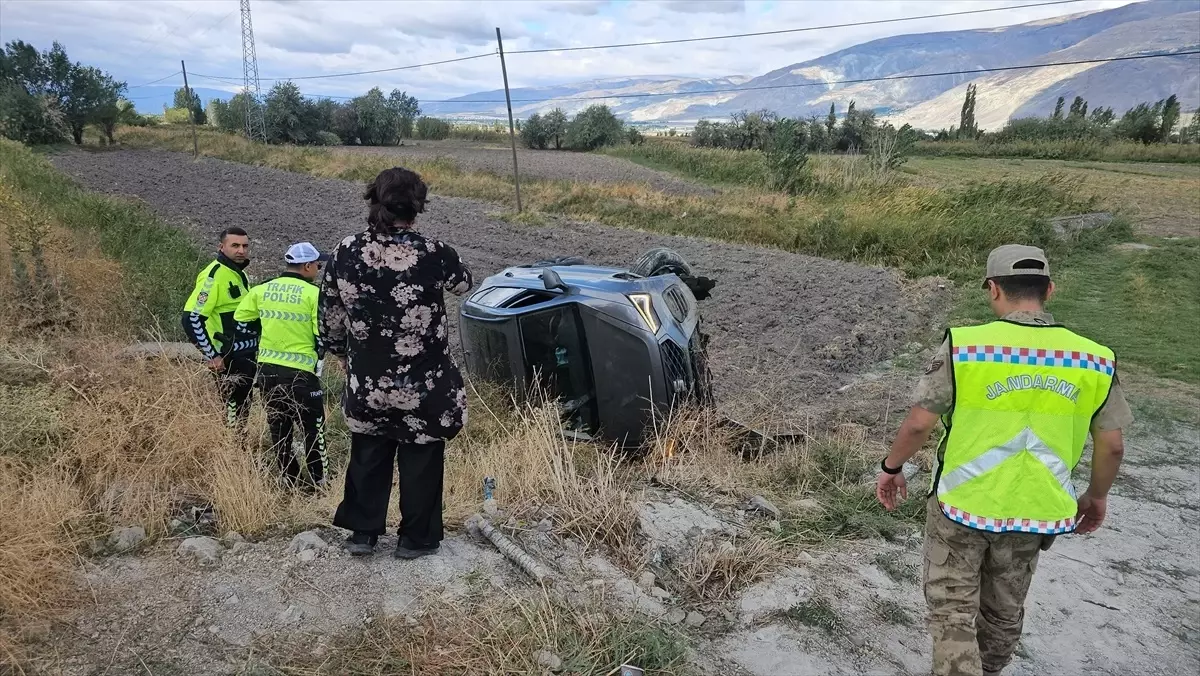 Takla Atan Otomobilde İki Kişi Kurtarıldı