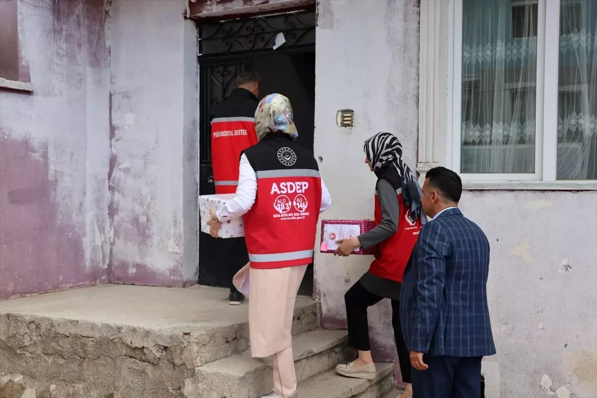 Erzurum\'da 200 Çocuğa Bayramlık Dağıtıldı