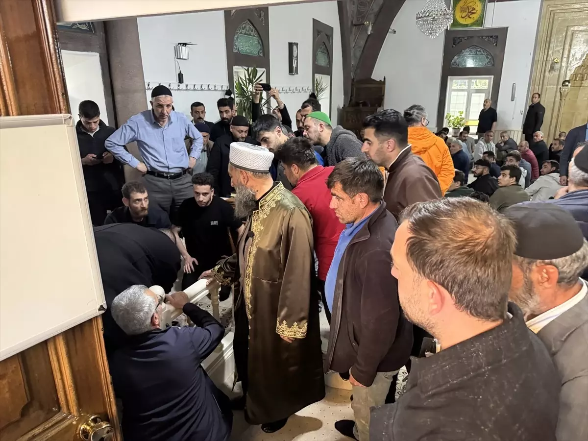 Cami\'de Kalp Krizi Geçiren Yaşlı Adam Kurtarıldı