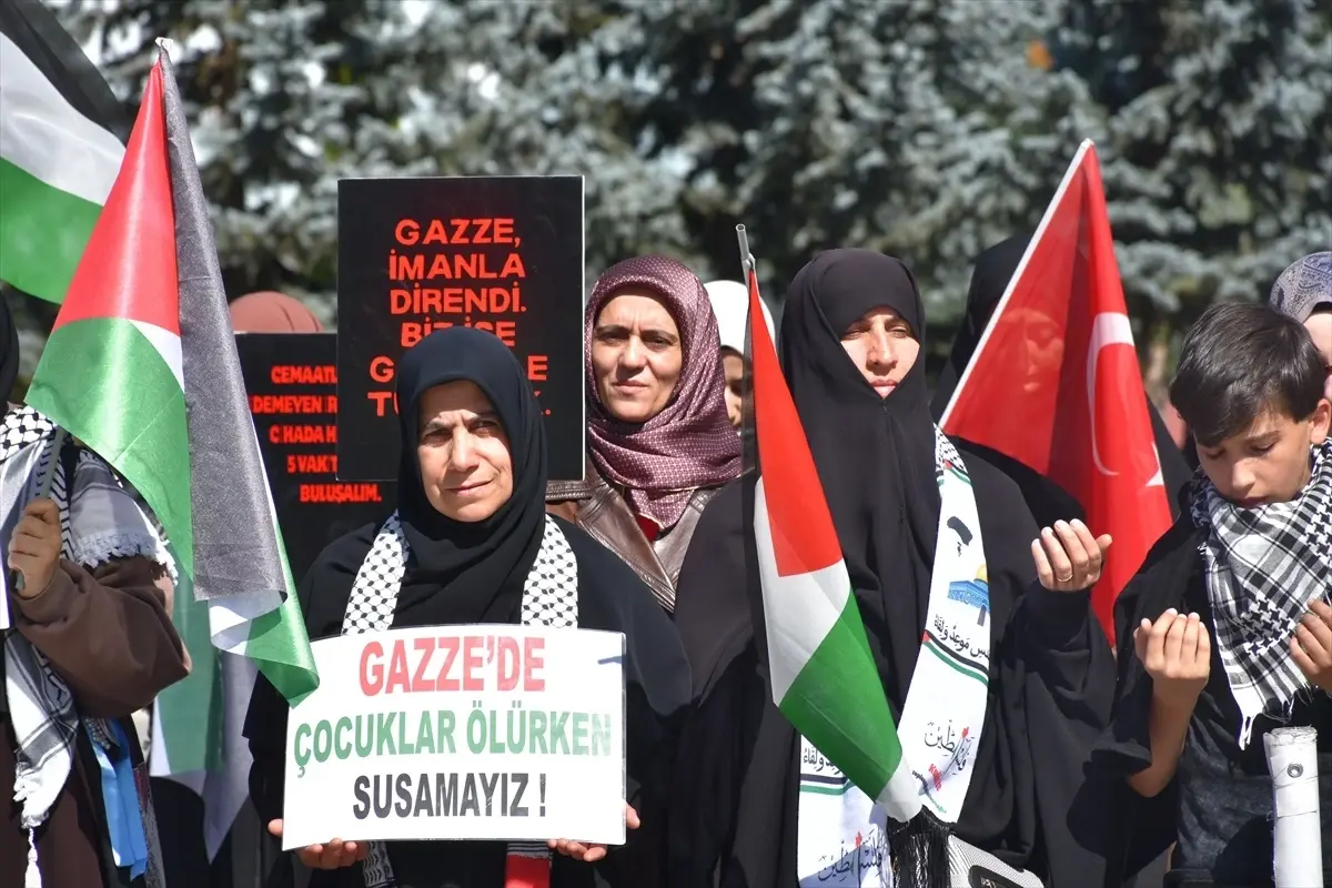 Erzurum\'da sağlık çalışanları 98 haftadır Gazze için yürüyor