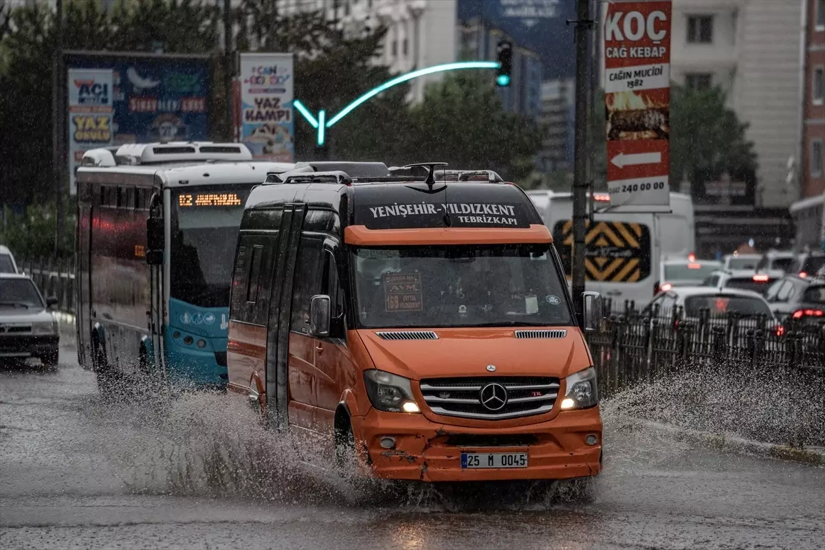 Erzurum\'da Şiddetli Sağanak Hayatı Felç Etti