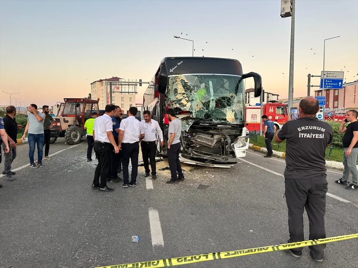 Erzurum\'da Otobüs-Traktör Çarpışması