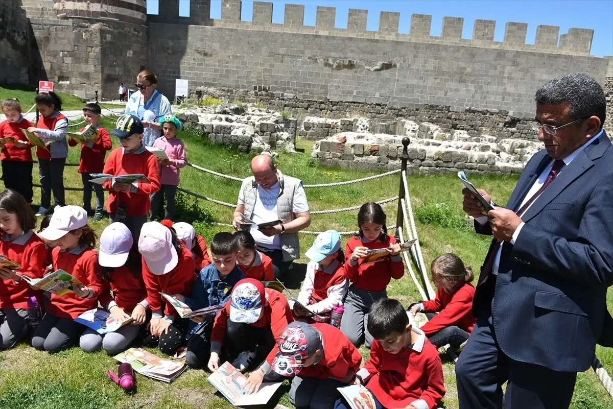 Öğrenciler Erzurum Kalesi\'nde Kitap Okudu