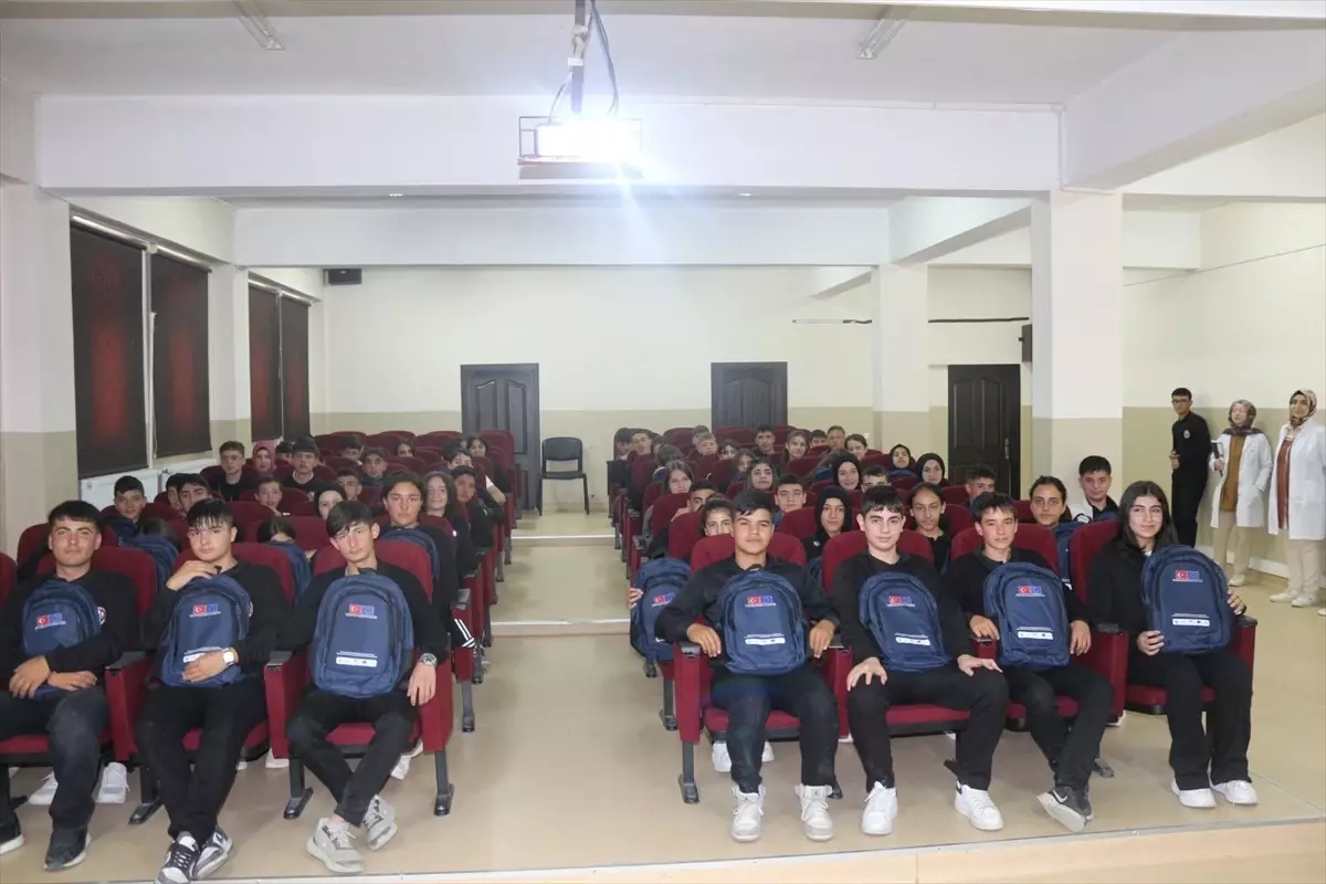 Kırsalda Öğrencilere Eğitim Materyali Dağıtımı