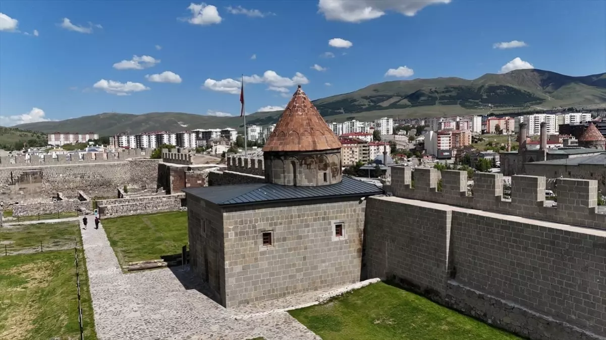 Tarihi Kale Mescidi\'nde Toplu Namaz