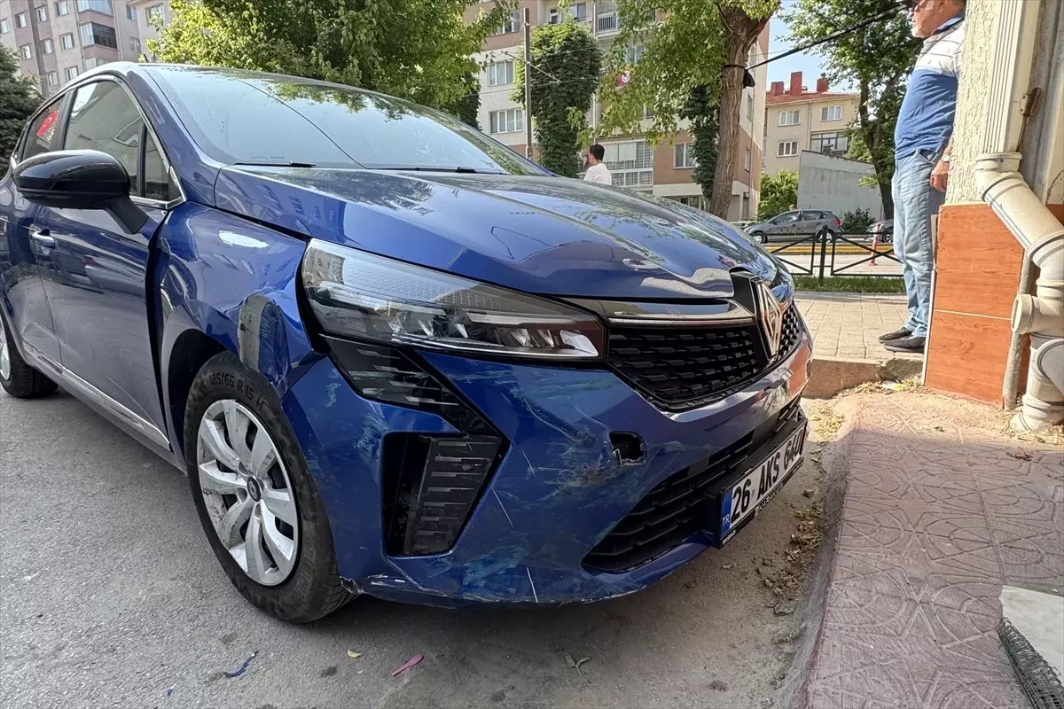 Otomobil Kaldırımdan İş Yerine Çarptı