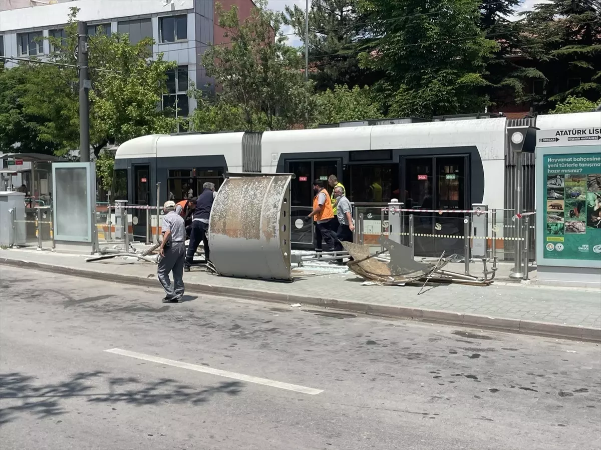 Eskişehir\'de Otobüs Tramvay Durağına Çarptı