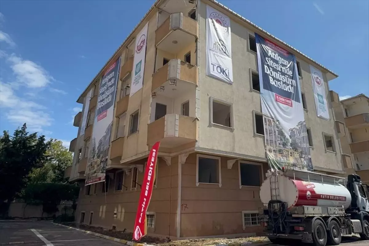 Atılgan Sitesi\'nin Yıkımına Başlandı