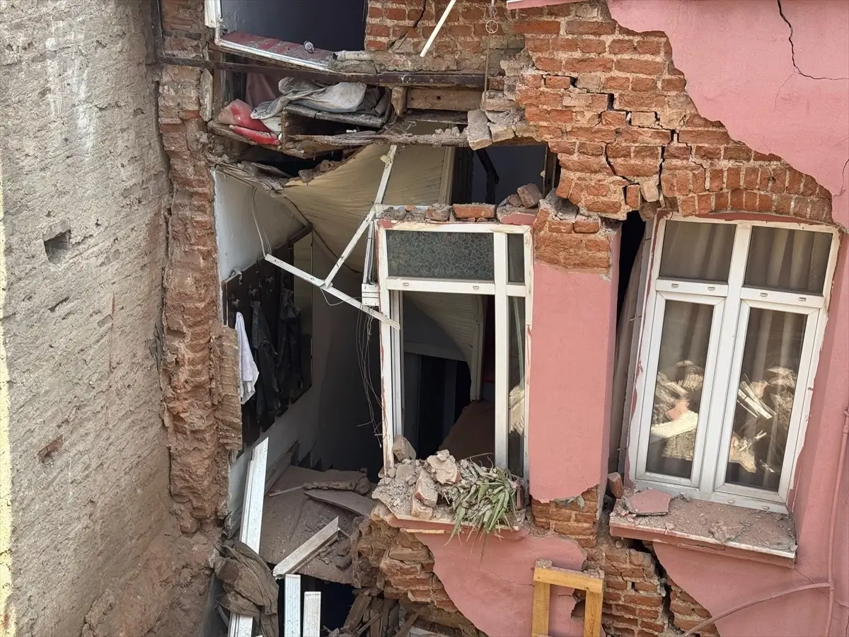 Fatih\'te Bina Çökmesi: Çevrede Hasar Oluştu