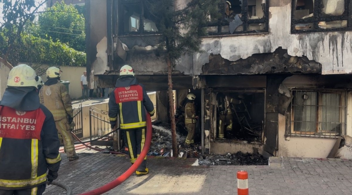 Fatih\'te Ecza Deposunda Yangın