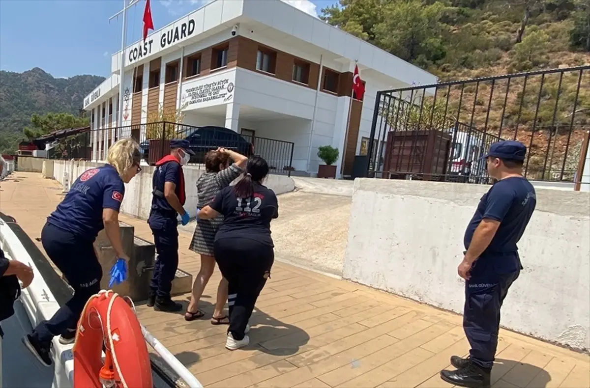 Fethiye\'de Yaralı Tekne Yolcusu Tahliye Edildi