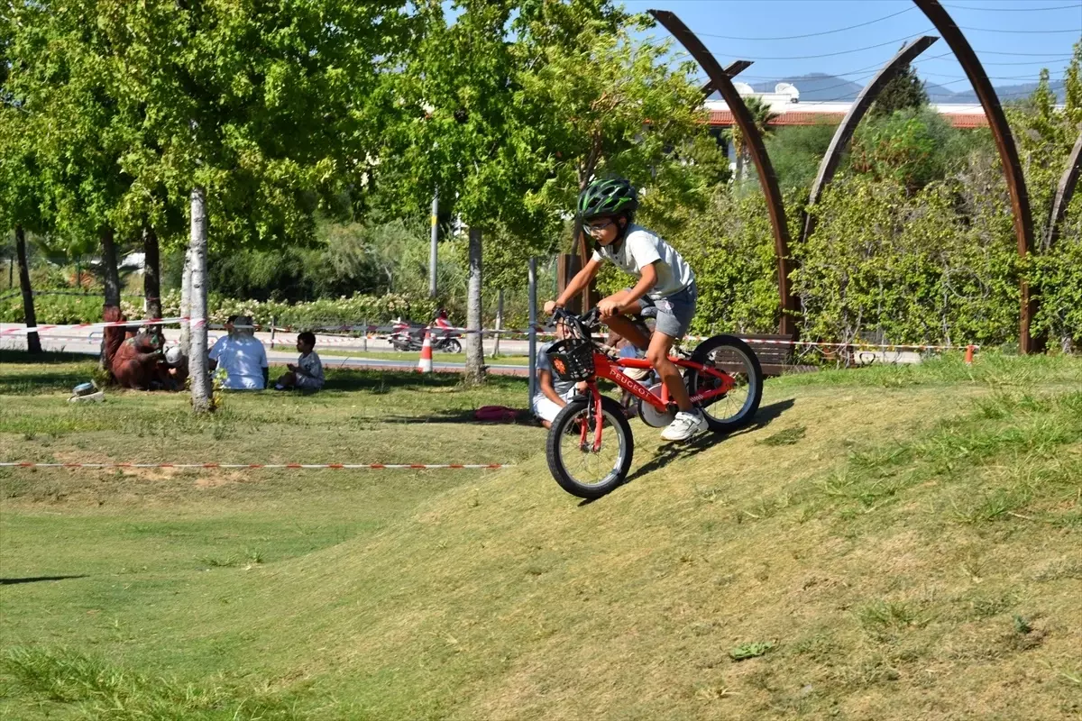 Fethiye\'de Çocuklara Bisiklet Eğitimi