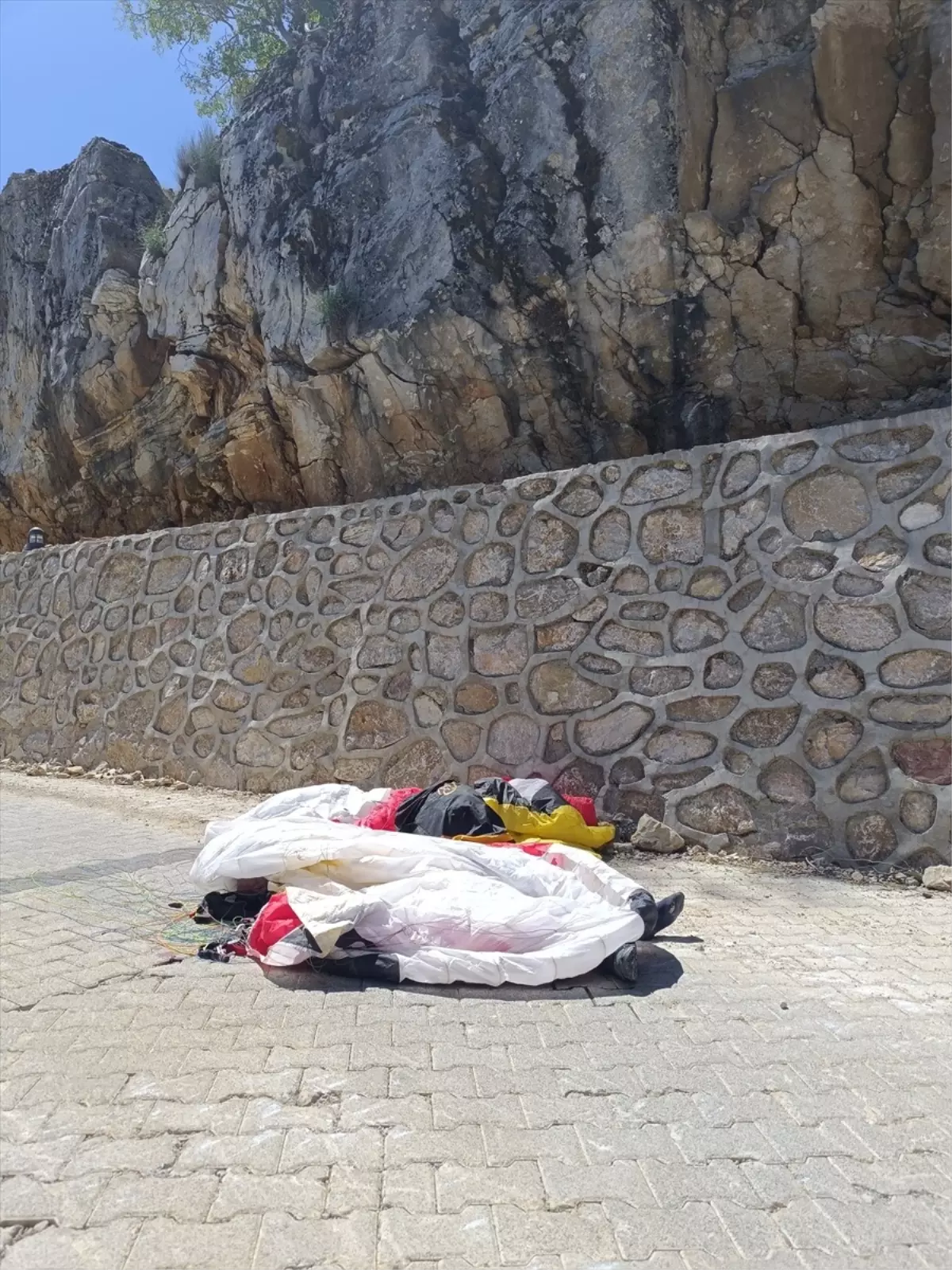 Fethiye\'de Yamaç Paraşütü Kazası: Bir Kişi Hayatını Kaybetti