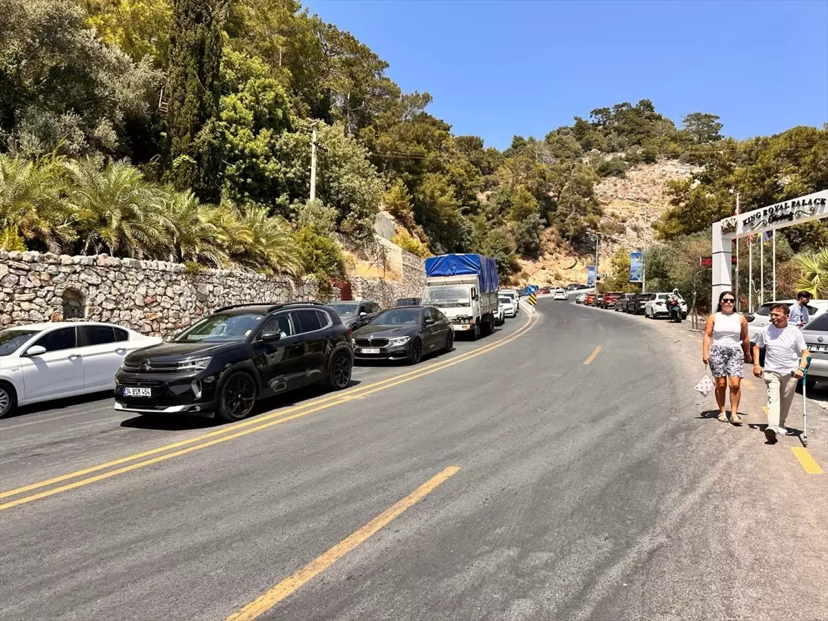 Fethiye\'de 3 km Araç Kuyruğu
