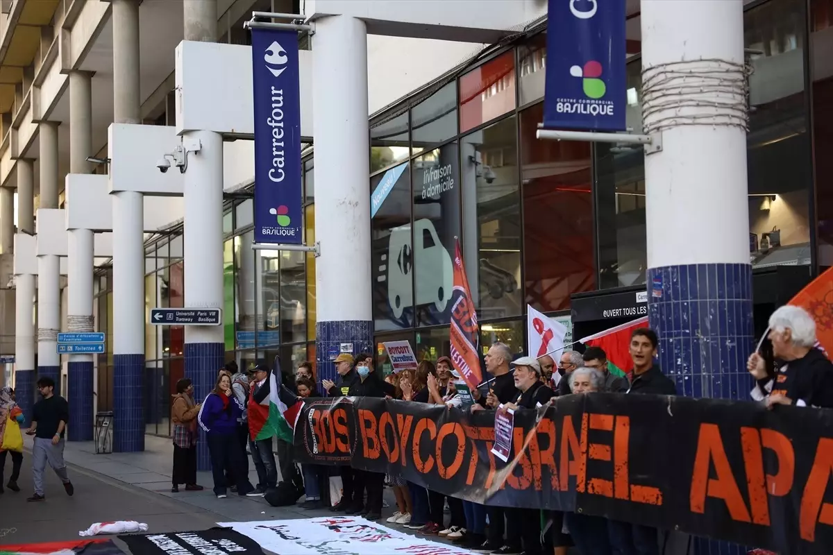 Paris\'te Carrefour Protestosu