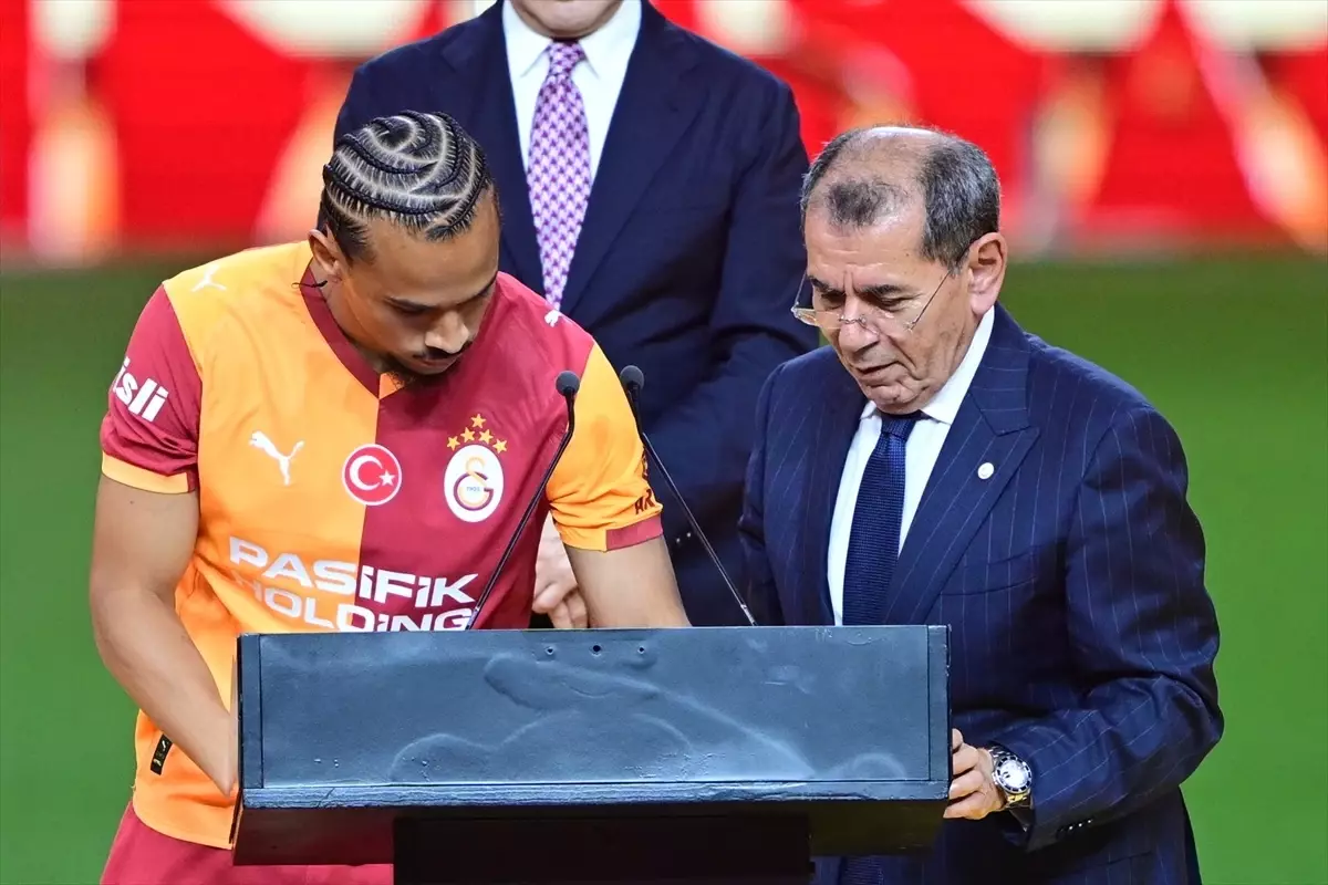 Galatasaray\'da Yeni Transferlerin İmza Töreni