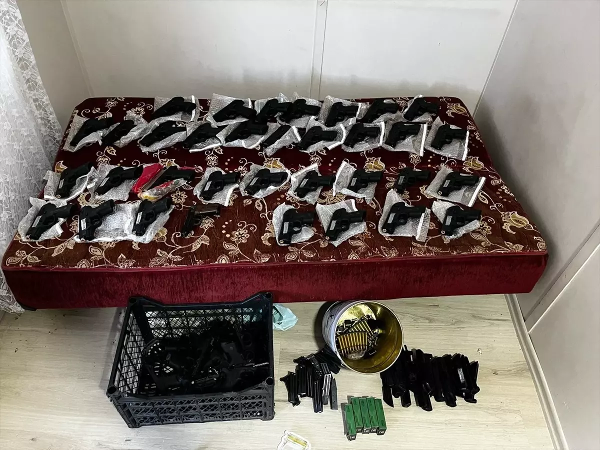 Gaziantep\'te 1 el bombası ile 45 silah ele geçirildi