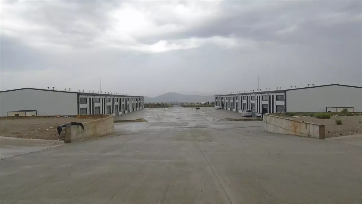 Gaziantep\'te afetzede esnaf için yapılan 50 iş yeri hak sahiplerine teslim edildi