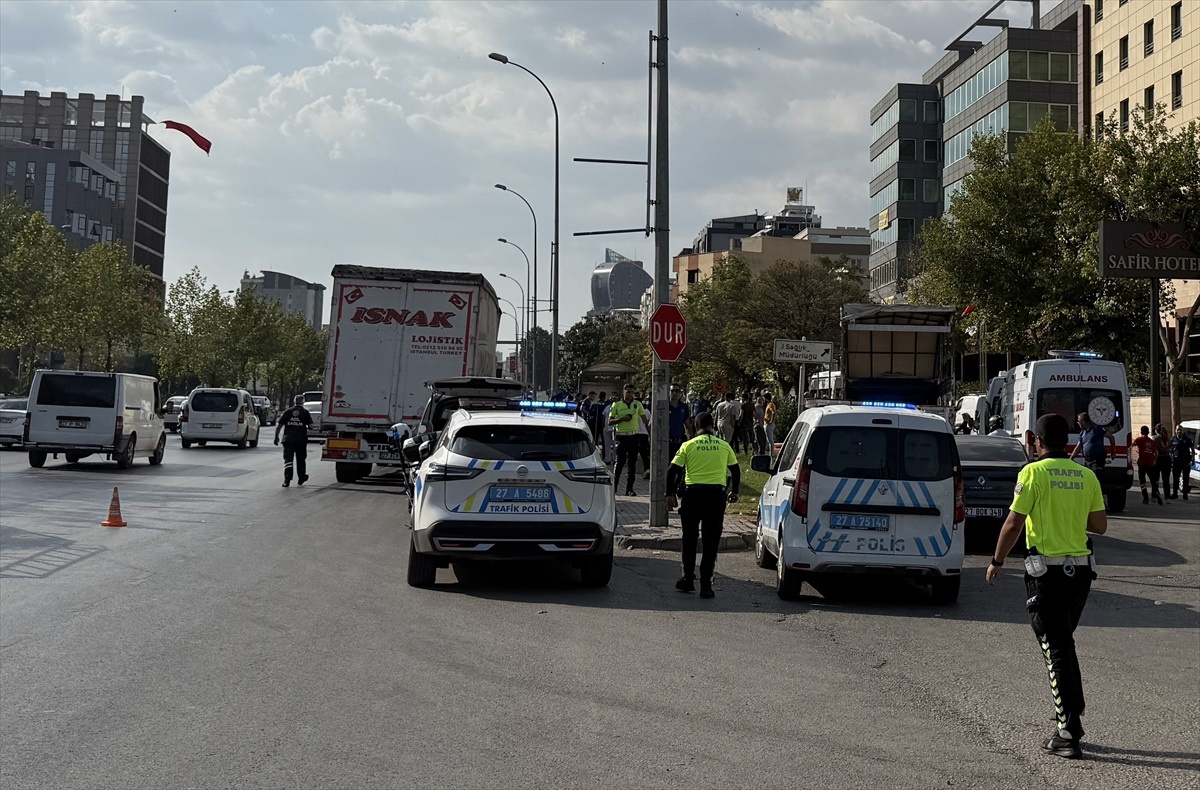 Gaziantep\'te tırın özel halk otobüsüne çarptığı kazada 3 kişi yaralandı