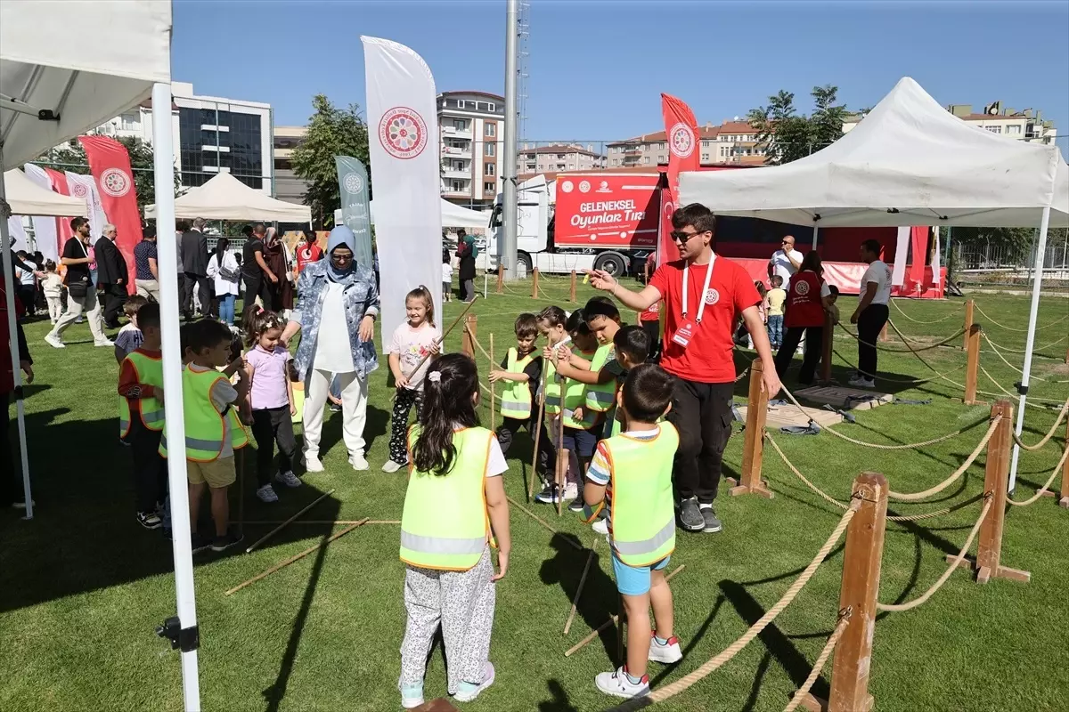 Nevşehir\'de Geleneksel Oyunlar Tırı Eğlencesi
