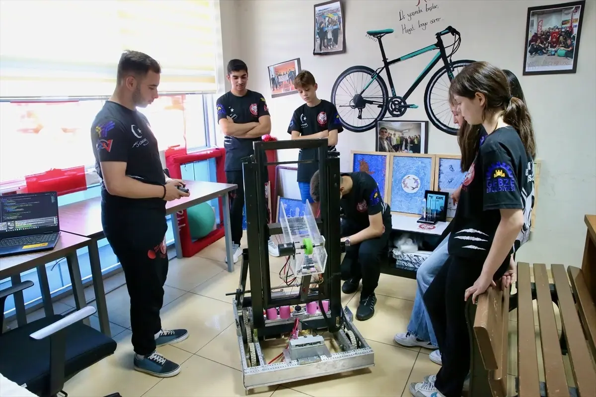 Kocaeli\'li Öğrenciler Robotik Yarışmada Ödül Aldı