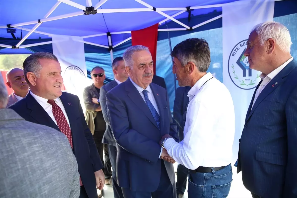 Gençlik ve Spor Bakanı Bak ile AK Parti Genel Başkan Yardımcısı Yazıcı, Rize\'de vatandaşlarla bayramlaştı