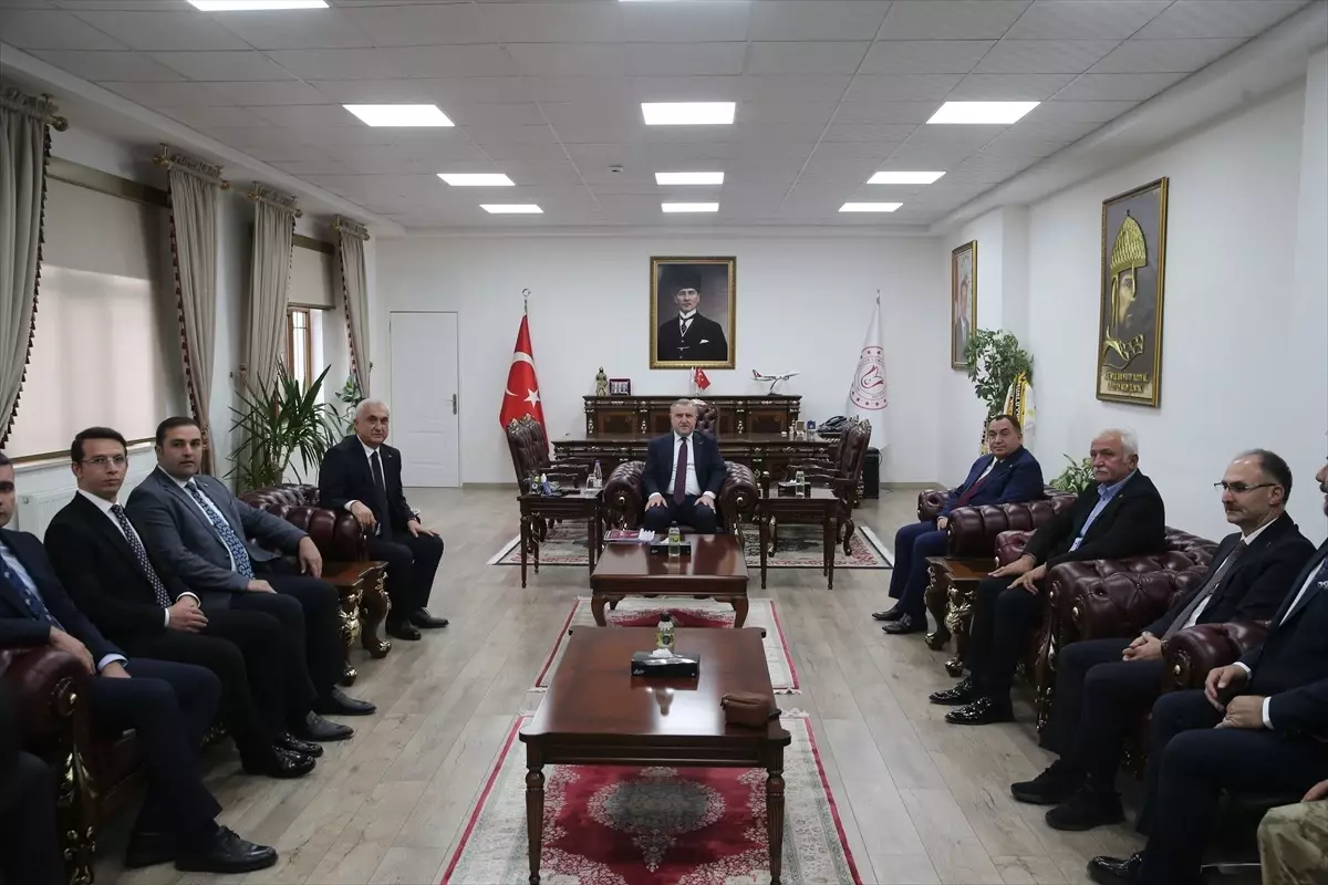 Gençlik ve Spor Bakanı Bak, Muş\'ta partililerle buluştu Açıklaması
