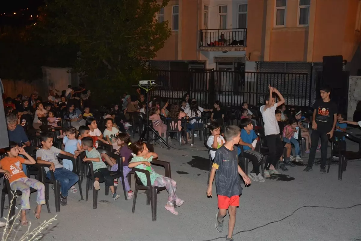 Hakkari\'de Gezen Sinema Tırı Çocuklarla Buluştu