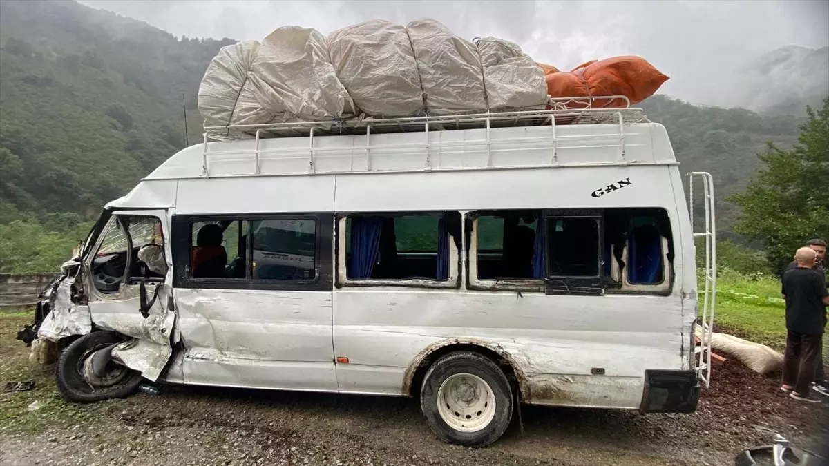 Tirebolu\'da Minibüs Kazası: 10 Yaralı