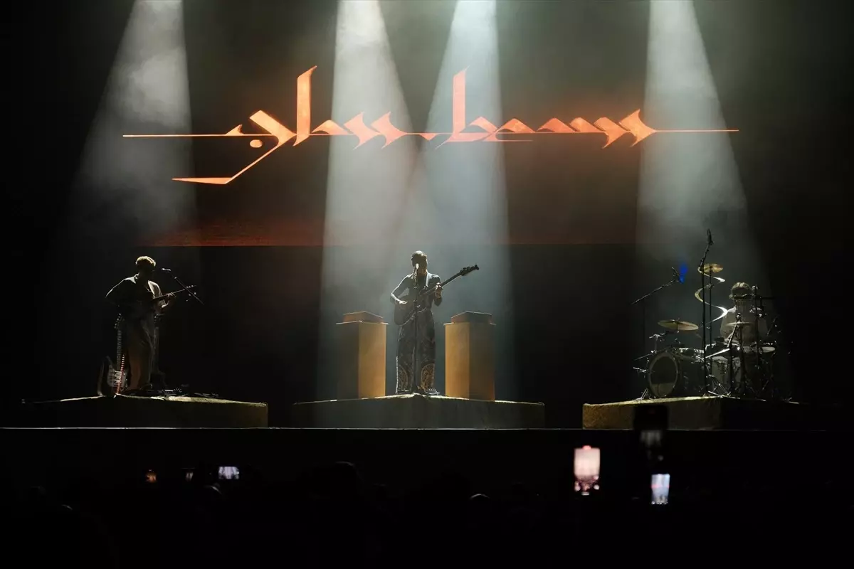 Glass Beams İstanbul\'da Konser Verdi