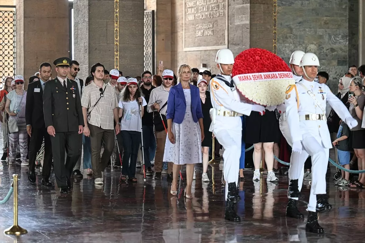 Dinle Hisset Keşfet Projesi Anıtkabir\'i Ziyaret Etti