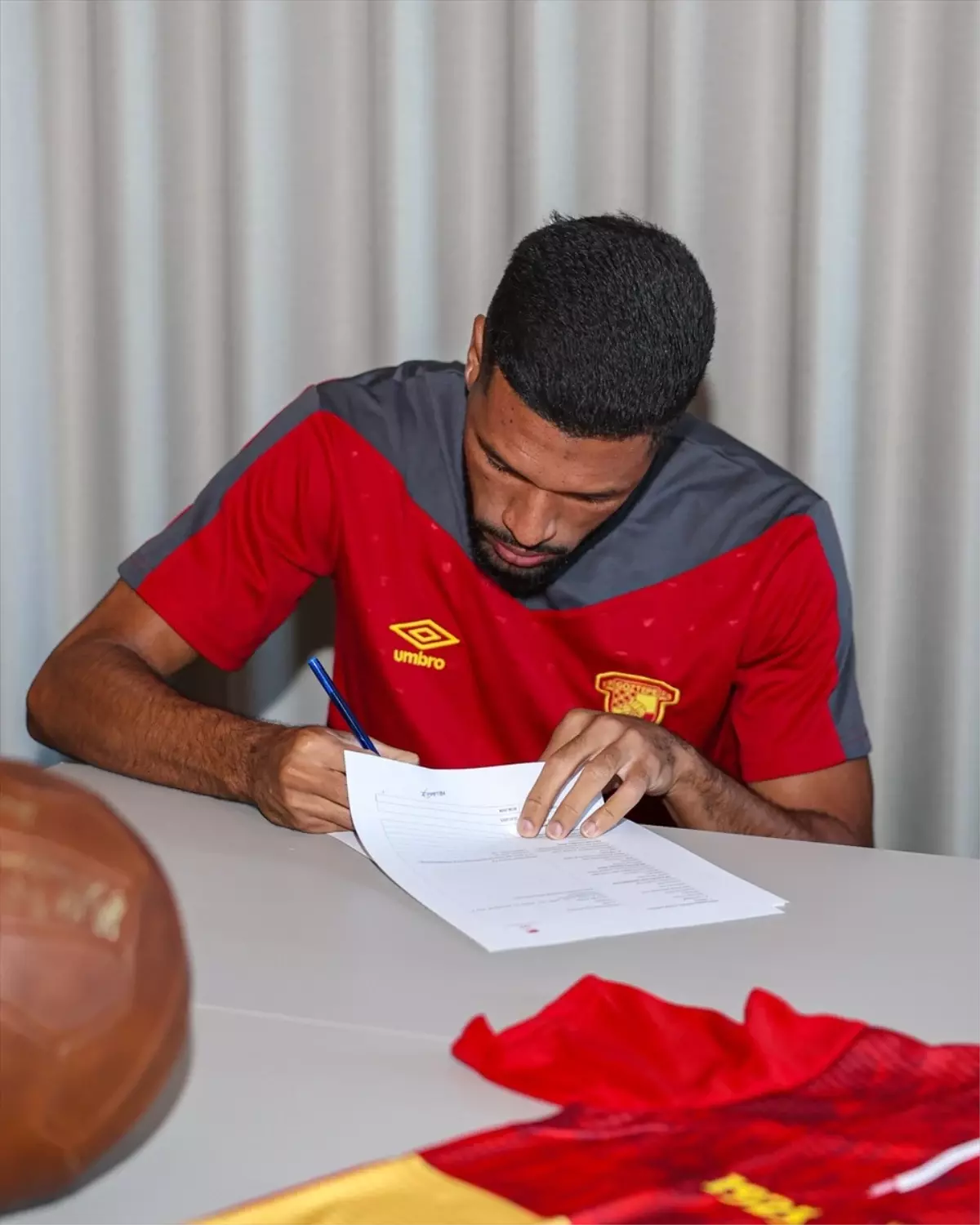 Göztepe Rhaldney\'i Transfer Etti