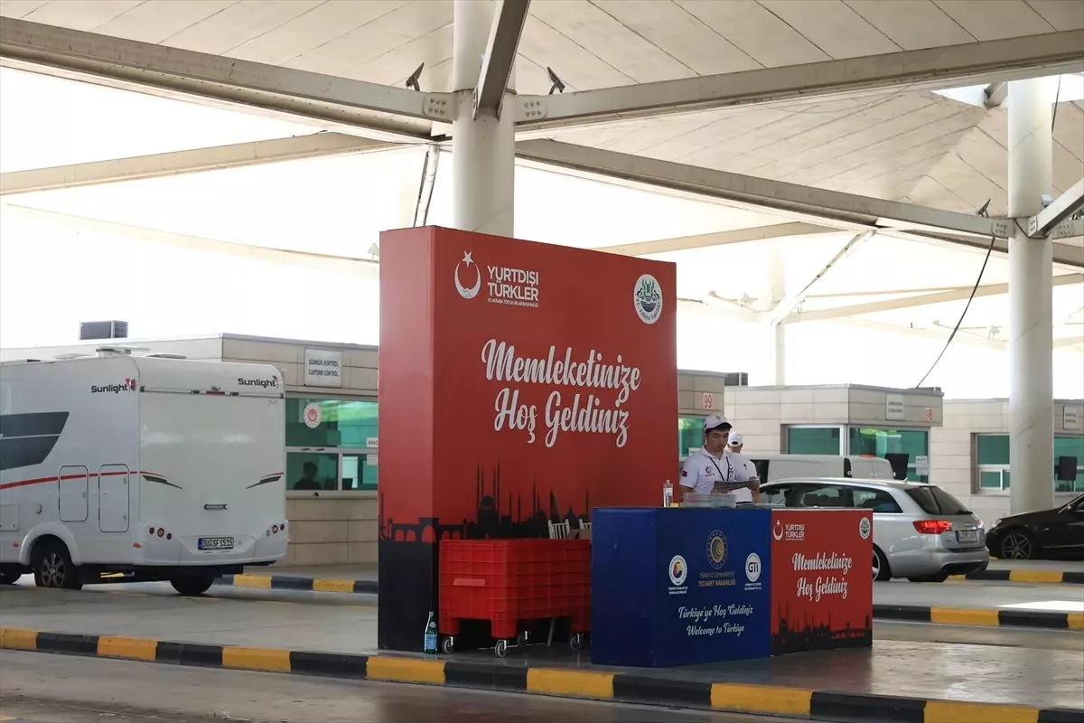 Gurbetçiler Kapıkule\'de Mutlu Karşılanıyor