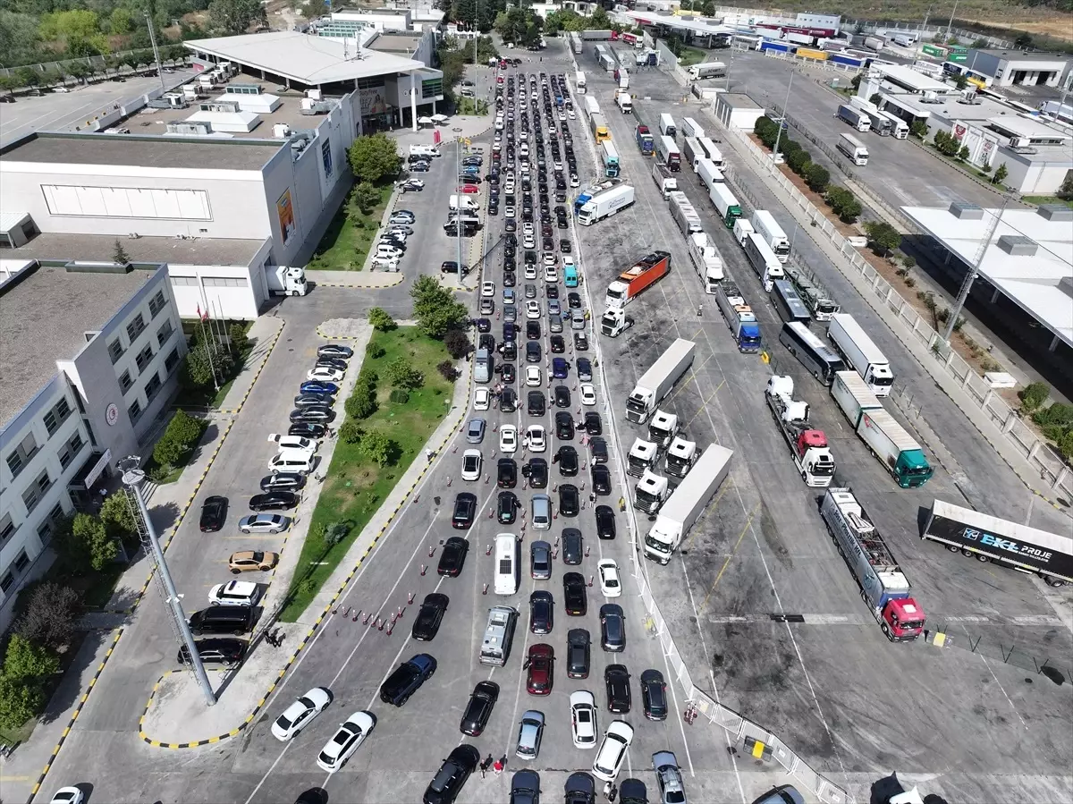 Gurbetçiler Türkiye\'den Dönüşte Hüzünlü