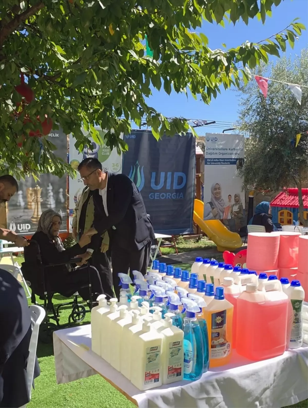 Gürcistan\'da Hayır Çarşısı Kuruldu