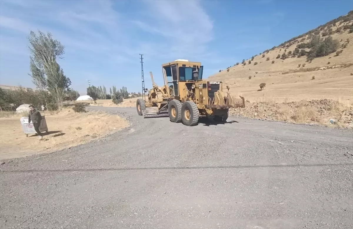 Güroymak\'ta Yol Yapım Çalışmaları Devam Ediyor