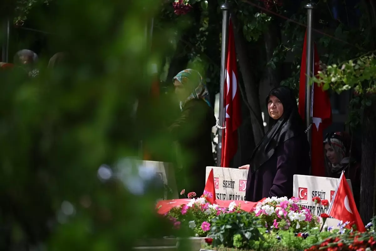 HAK-İŞ, 15 Temmuz şehitlerini kabirleri başında andı