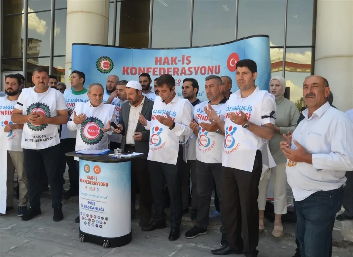 HAK-İŞ Muş\'ta şehitler için anma programı düzenledi