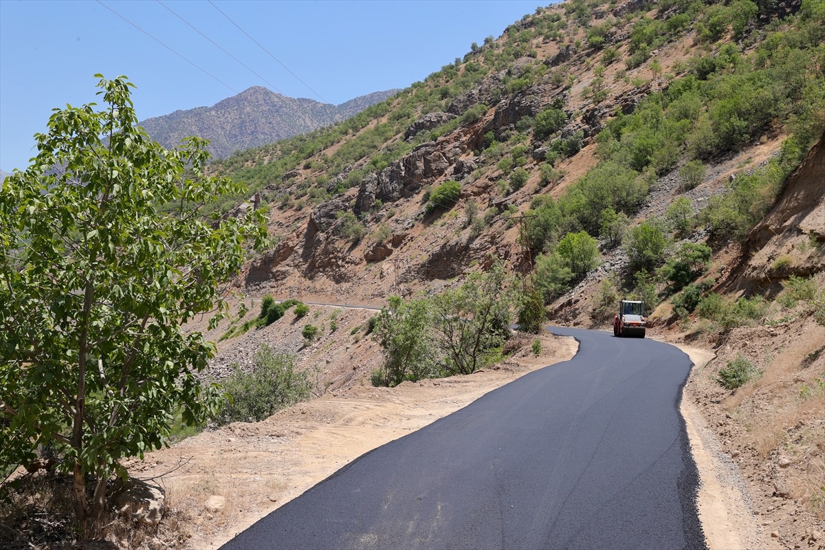 Hakkari\'de 100 Kilometre Asfalt Hedefi